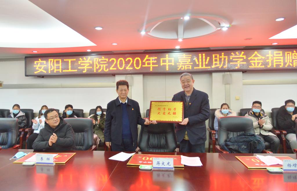http://www.ayit.edu.cn/__local/3/62/D3/623083F27C2CD28D52F3C01493B_AB645900_1476D.jpg